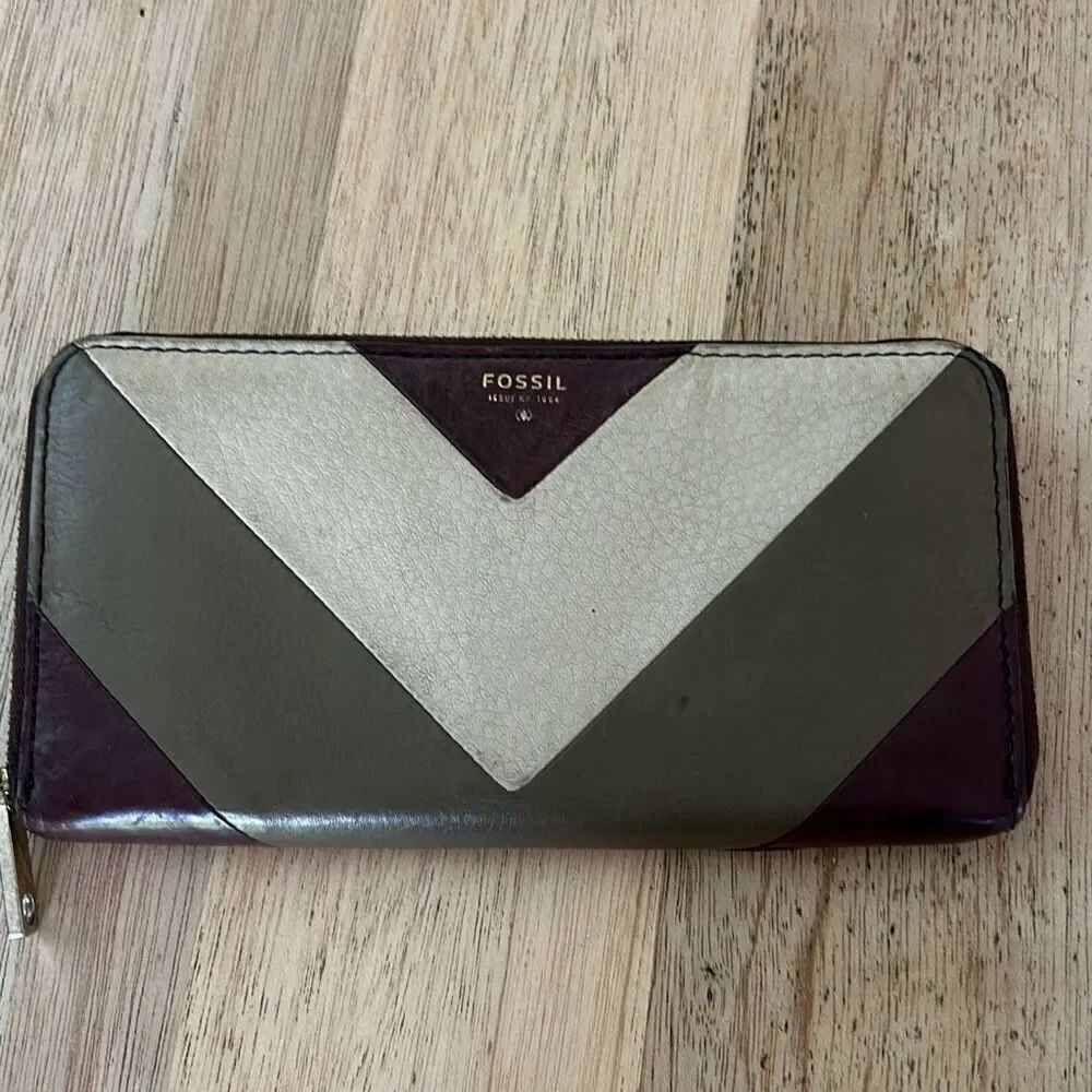 Fossil burgundy tan Chevron leather wallet